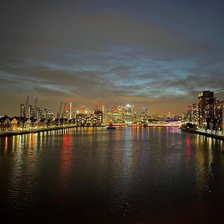 Unique 2 Bedroom Apartment In London/ Excel / Olympic City Close To Central Line Tube Station With Gated Parking Space Εξωτερικό φωτογραφία
